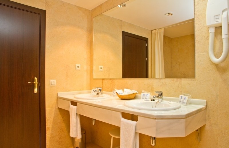 Фото Hotel Las Palmeras Affiliated by Fergus