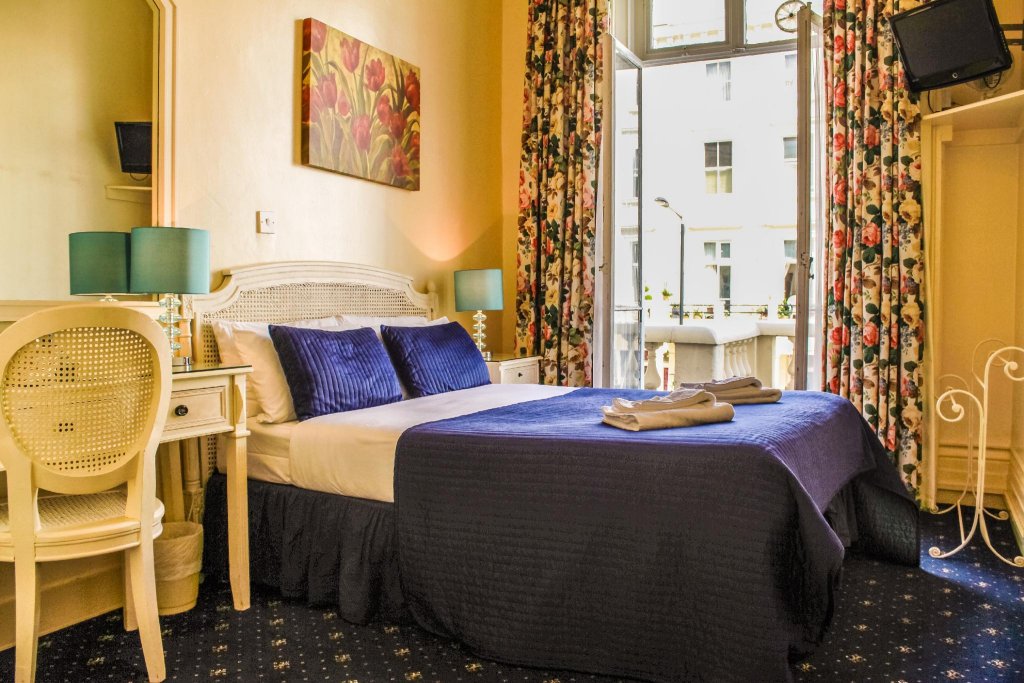 Фото Blades Hotel