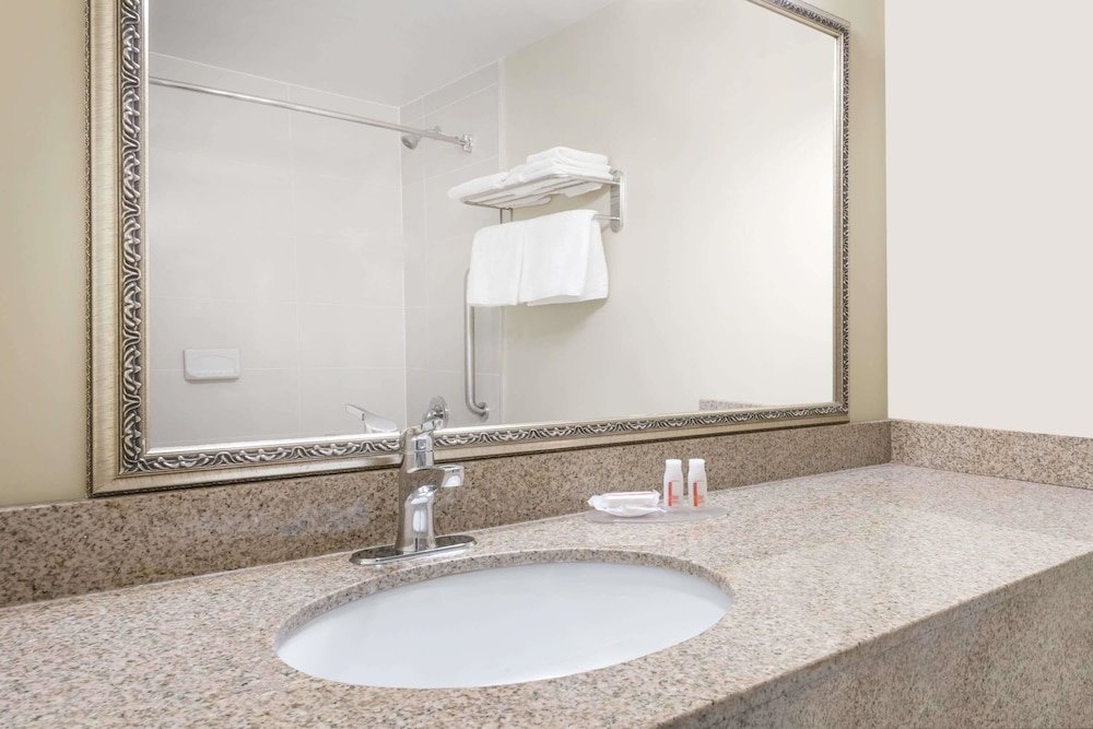 Фото Ramada by Wyndham London