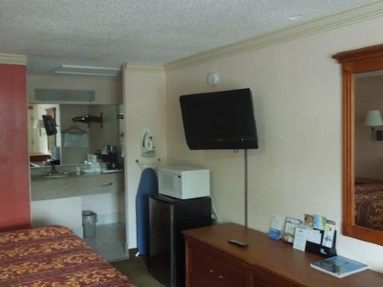 Фото Days Inn by Wyndham Virginia Beach Town Center