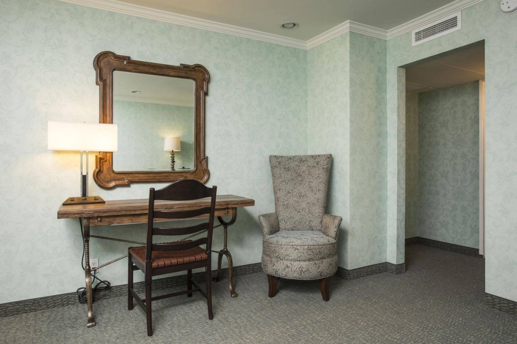 Фото Franciscan Inn & Suites