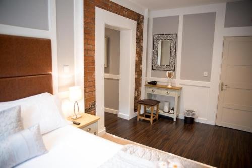 Фото The Lawns Hotel