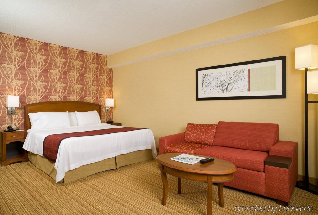 Фото Courtyard by Marriott Boston Brookline