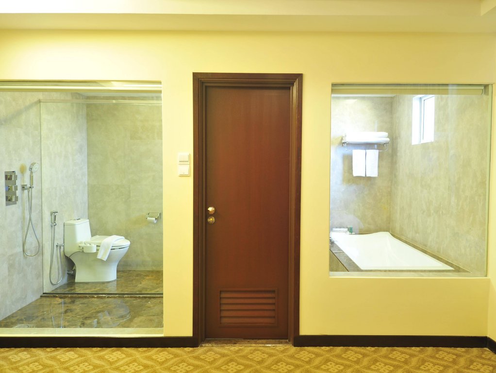 Фото Hallmark Crown Hotel