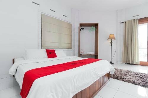 Гостиница RedDoorz Plus near Dago Pakar в Бандунге