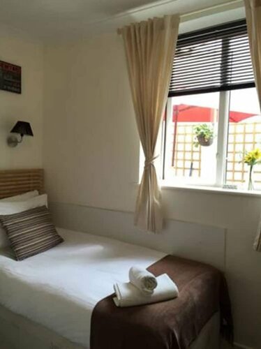 Гостиница Dockside Hotel в Лондоне