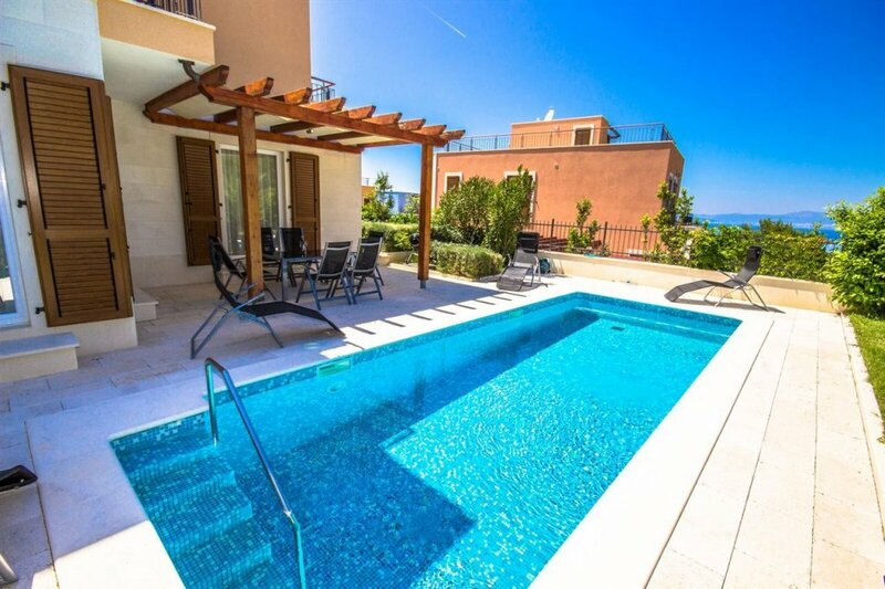 Гостиница Luxurious Villa in Splitska With Swimming Pool