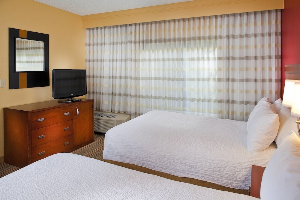 Фото Courtyard by Marriott Orlando Airport