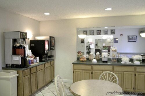 Гостиница Red Roof Inn & Suites Pensacola East - Milton