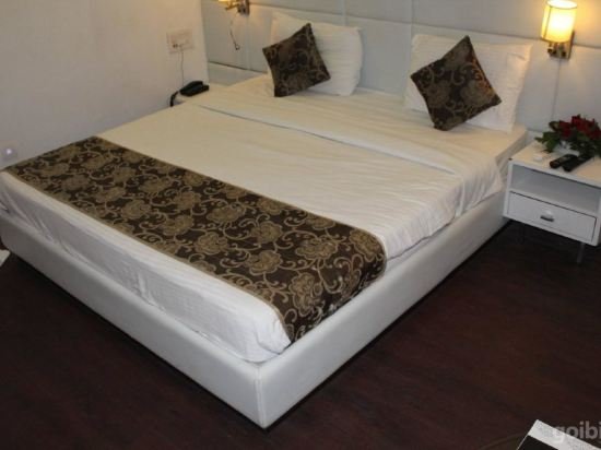 Фото The Manor Hotel