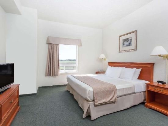 Фото Super 8 by Wyndham Dauphin