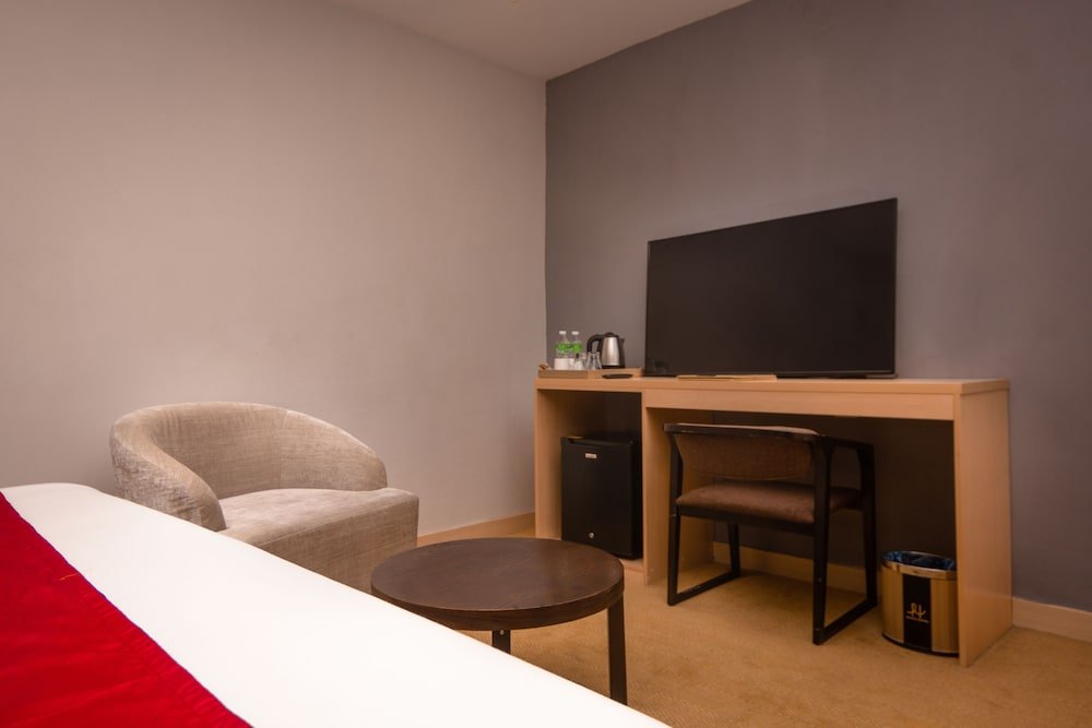 Фото Zen Rooms Royce Hotel