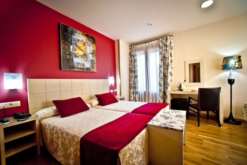 Фото Hotel Condes de Castilla