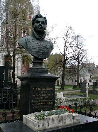 Graves of famous people Герой Отечественной войны 1812 года, генерал-лейтенант Денис Васильевич Давыдов, Moscow, photo