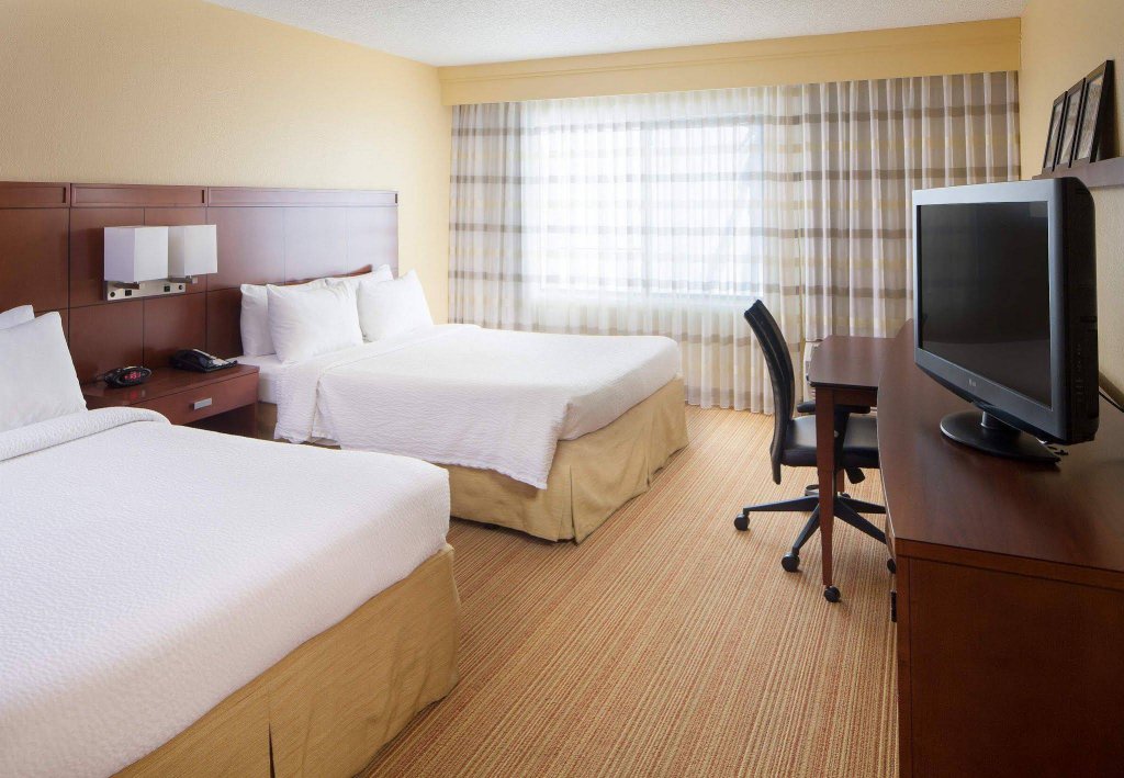 Фото Courtyard by Marriott Fayetteville