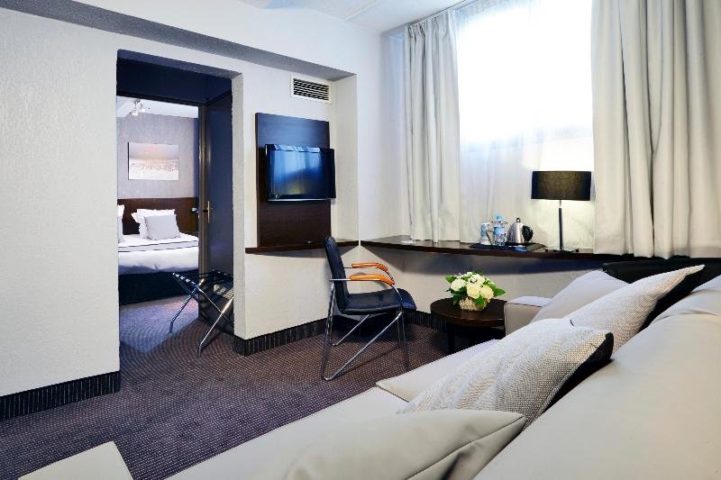 Фото Kyriad Marseille Centre Paradis