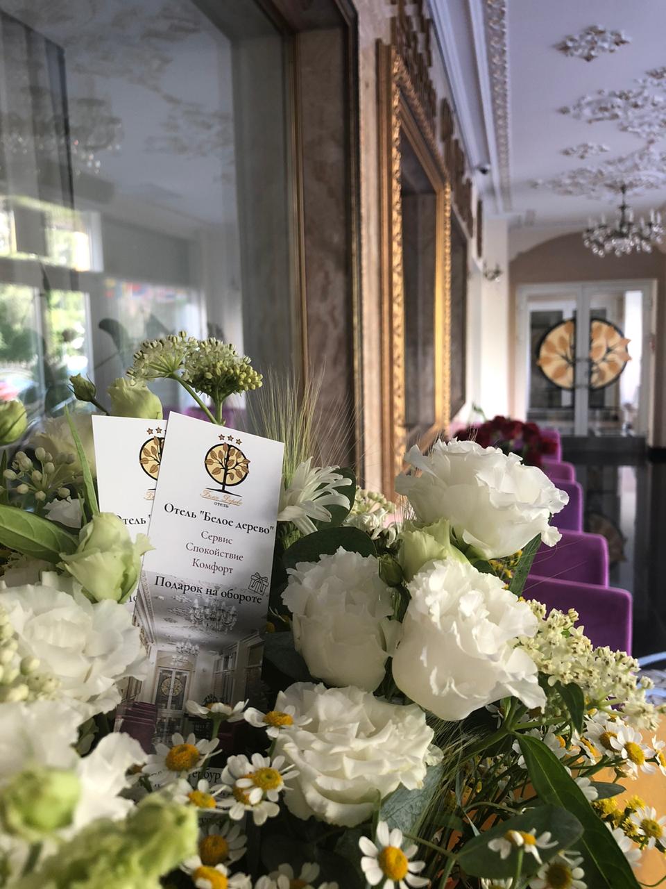 Фото Белое Дерево