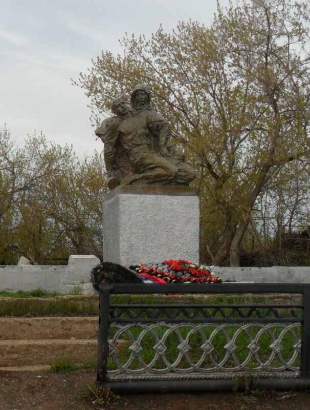 Памятник, мемориал Воинам-односельчанам, погибшим в годы Великой Отечественной войны с. Япрынцево, Оренбургская область, фото