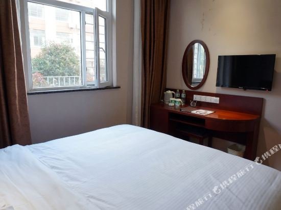 Фото GreenTree Inn Qingdao Development District Sdust Express Hotel