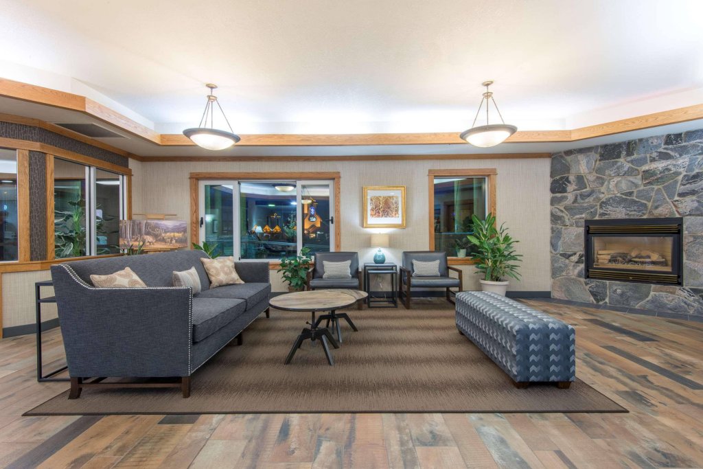 Фото Days Inn & Suites by Wyndham Bozeman