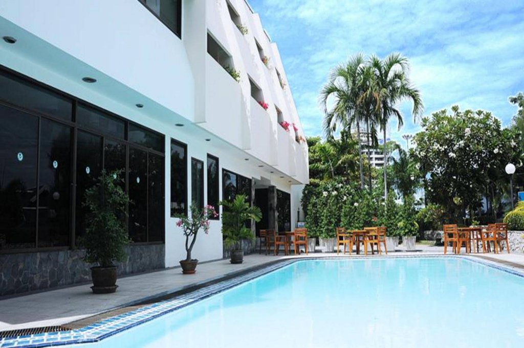Фото Bangsaen Villa Hotel