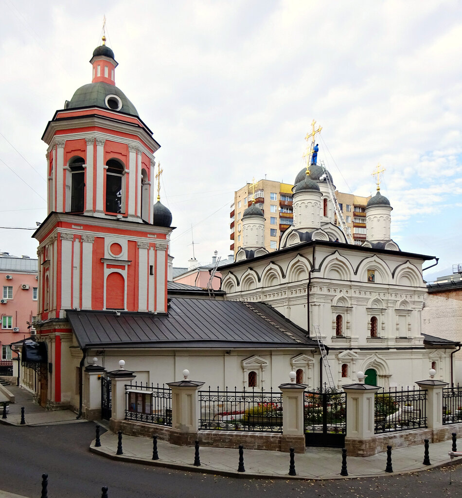 Фото: Церковь Иоанна Богослова что под Вязом, православный храм, Новая площадь, 