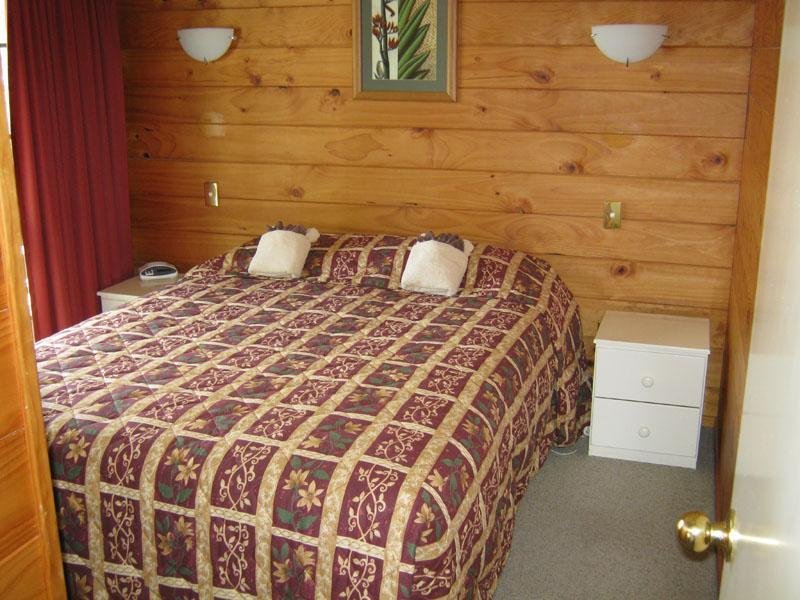 Фото Cedarwood Lakeside Motel & Conference Venue