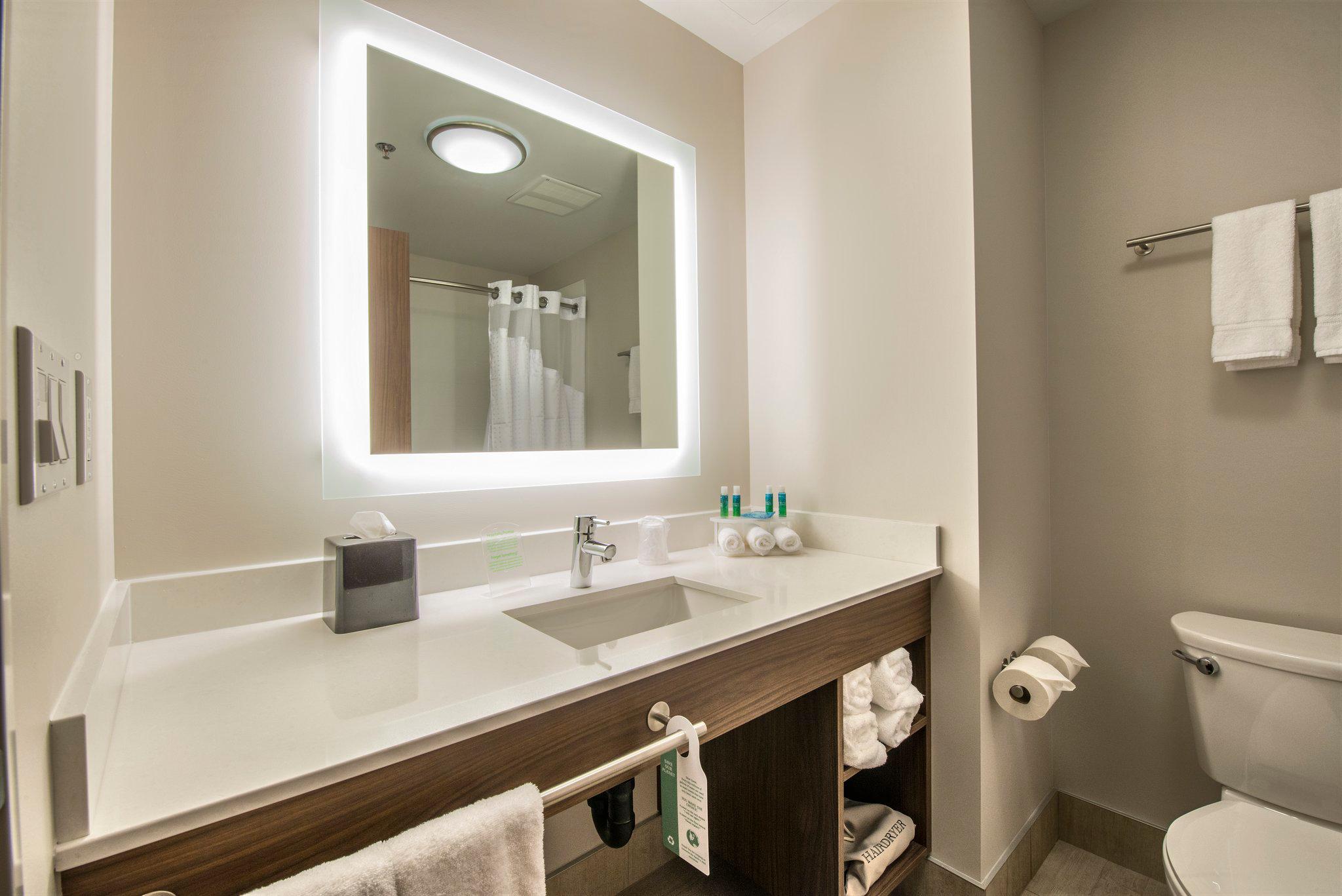 Фото Holiday Inn Express & Suites Victoria Colwood by IHG