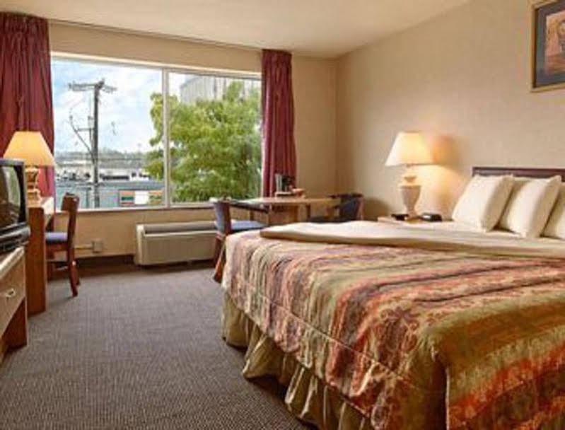 Фото Days Inn by Wyndham Arlington Pentagon