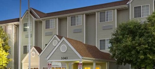 Гостиница Microtel Inn & Suites by Wyndham Pueblo в Пуэбло