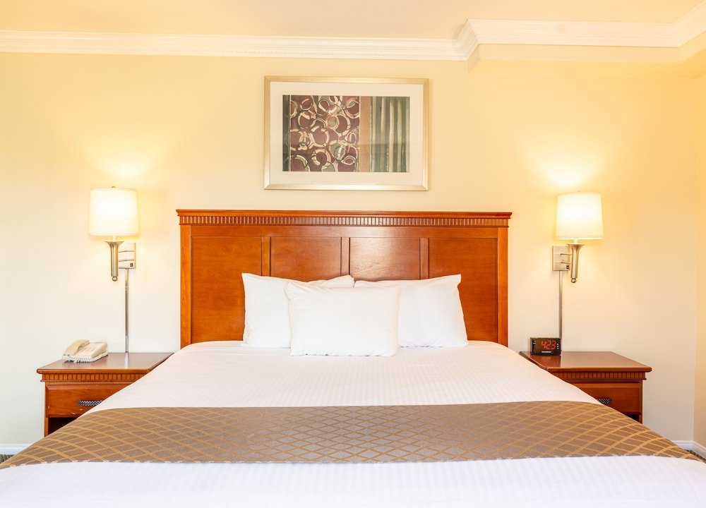 Фото Days Inn by Wyndham Santa Monica/Los Angeles