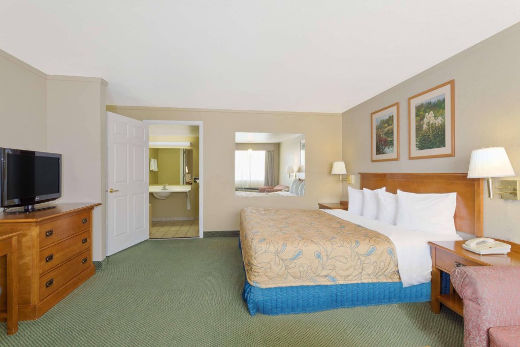 Фото Days Inn by Wyndham Provo