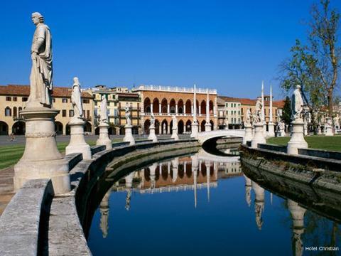 Фото Hotel Christian