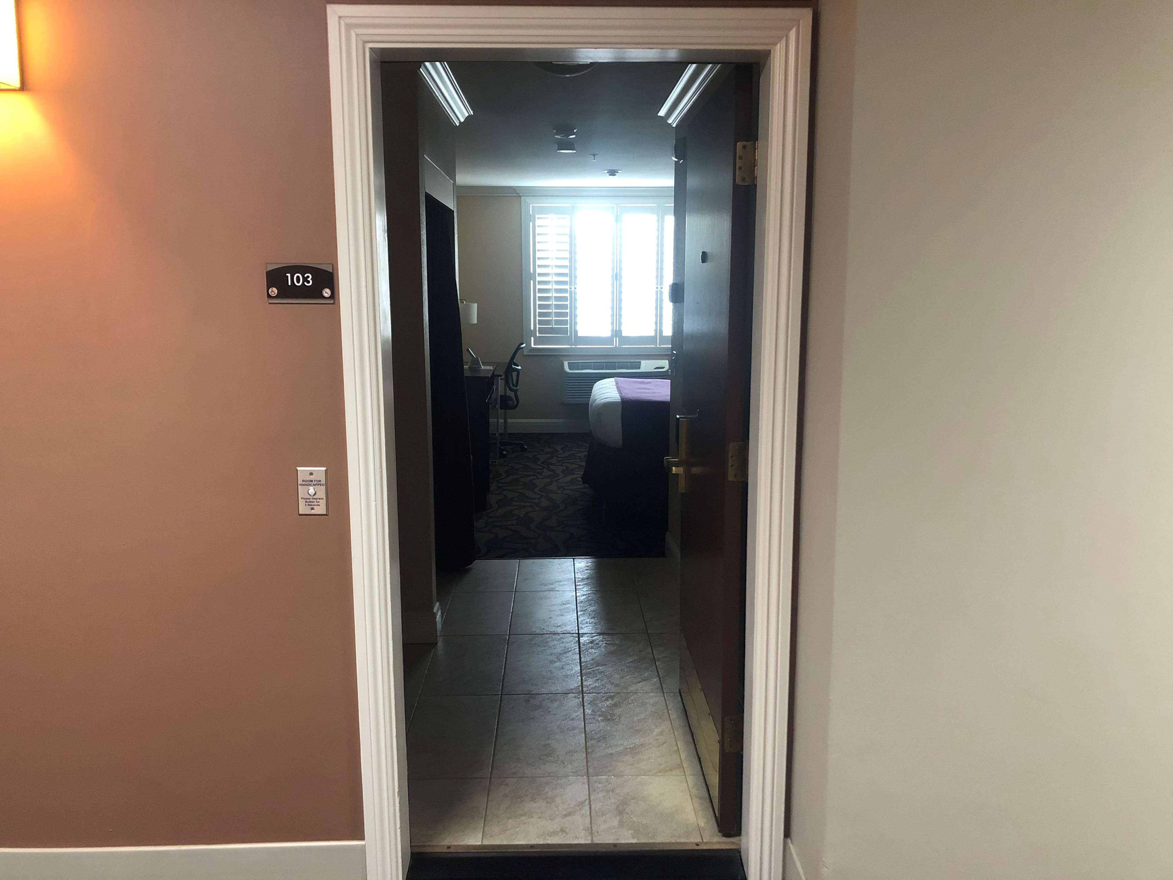 Фото Best Western Plus Airport Plaza