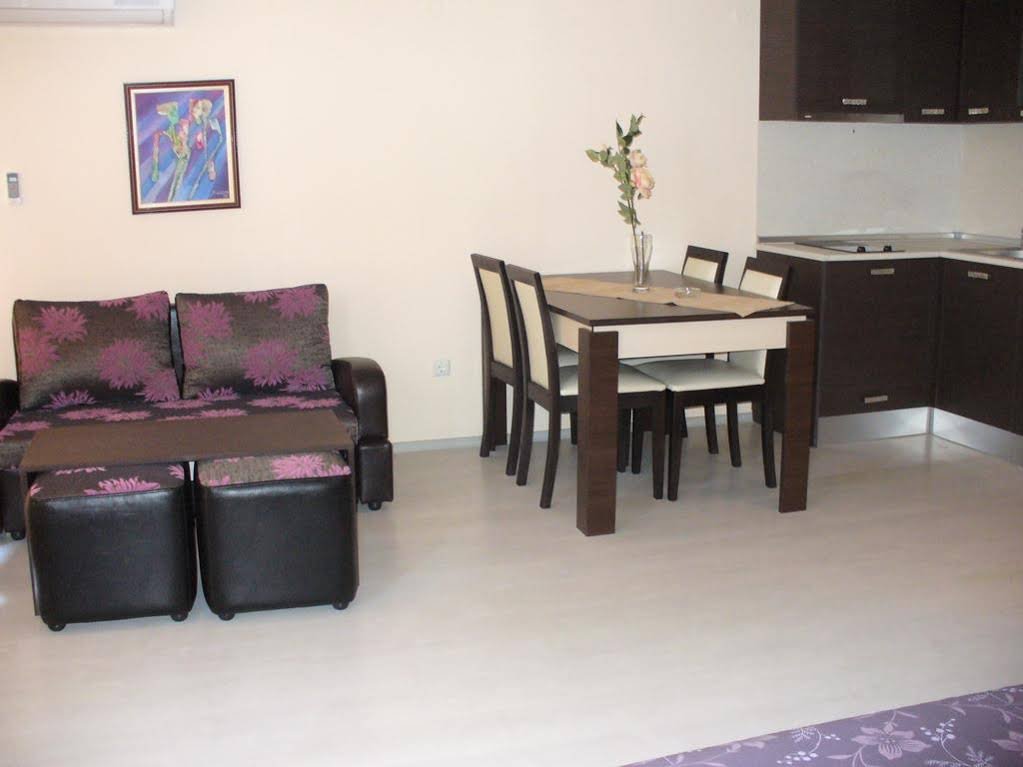 Фото Rose Garden Omax Hotel Apartments