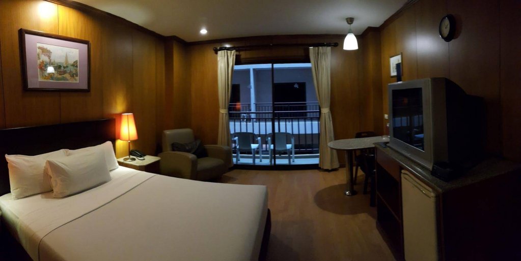 Фото Dynasty Inn Hotel