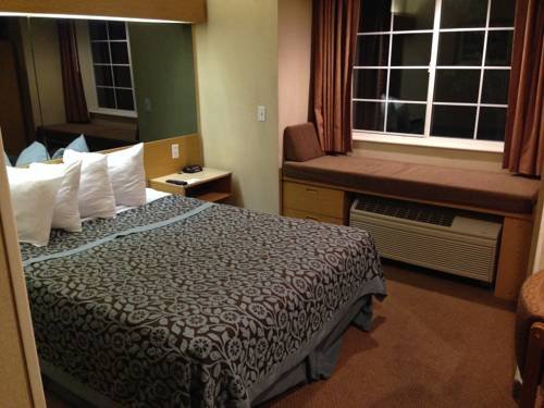 Фото Days Inn by Wyndham Sturbridge