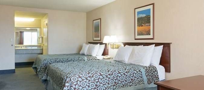 Фото Days Inn by Wyndham Fontana Rialto