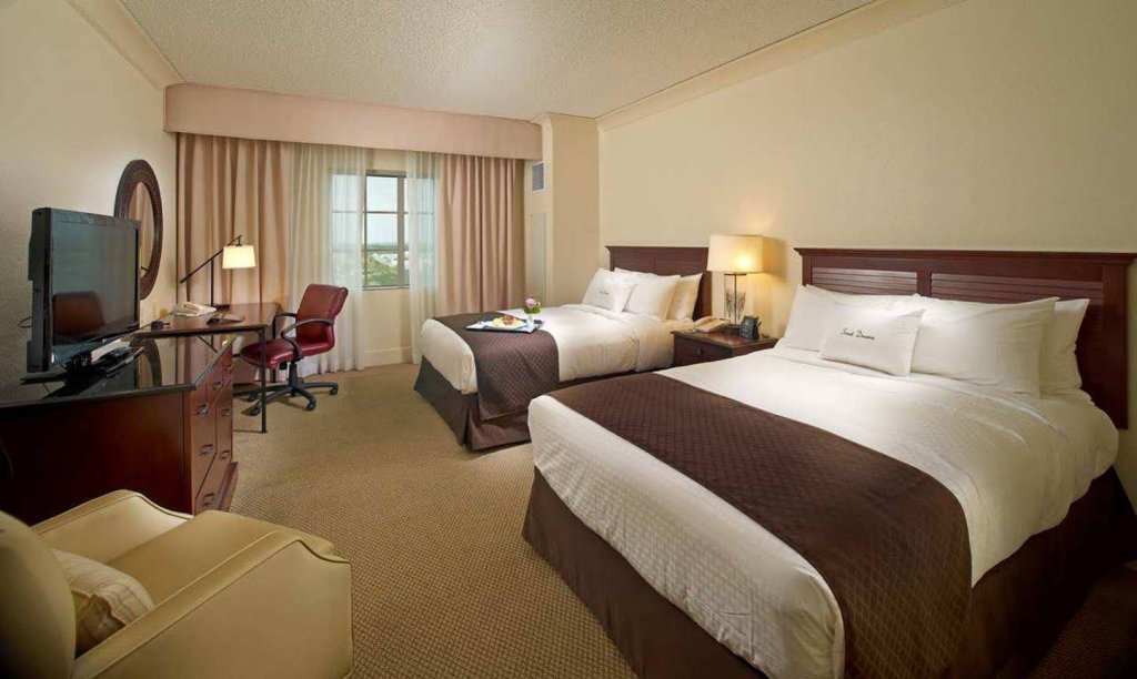 Фото DoubleTree by Hilton Hotel Sunrise - Sawgrass Mills