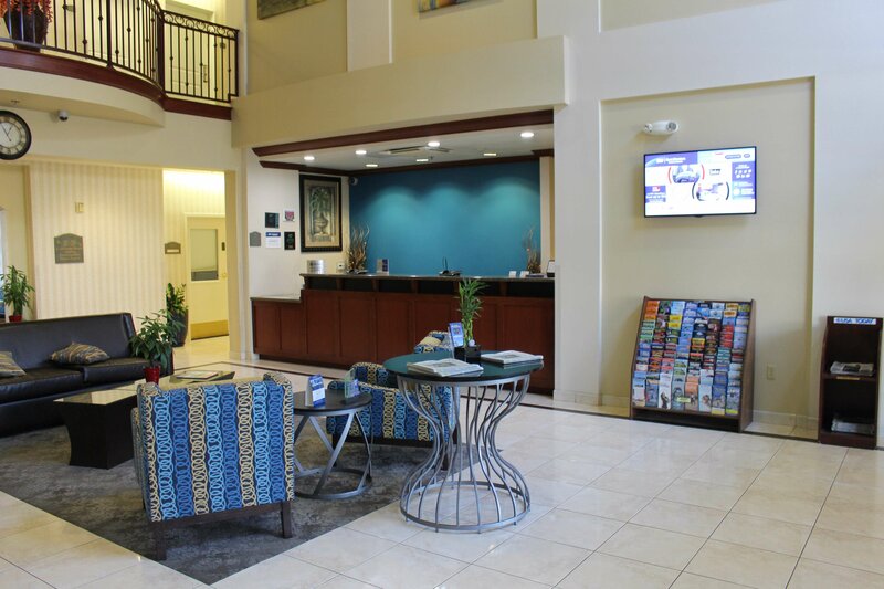 Гостиница Best Western Plus Lake Elsinore Inn & Suites