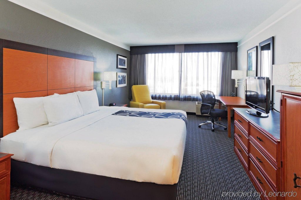 Фото La Quinta Inn & Suites by Wyndham Buena Park