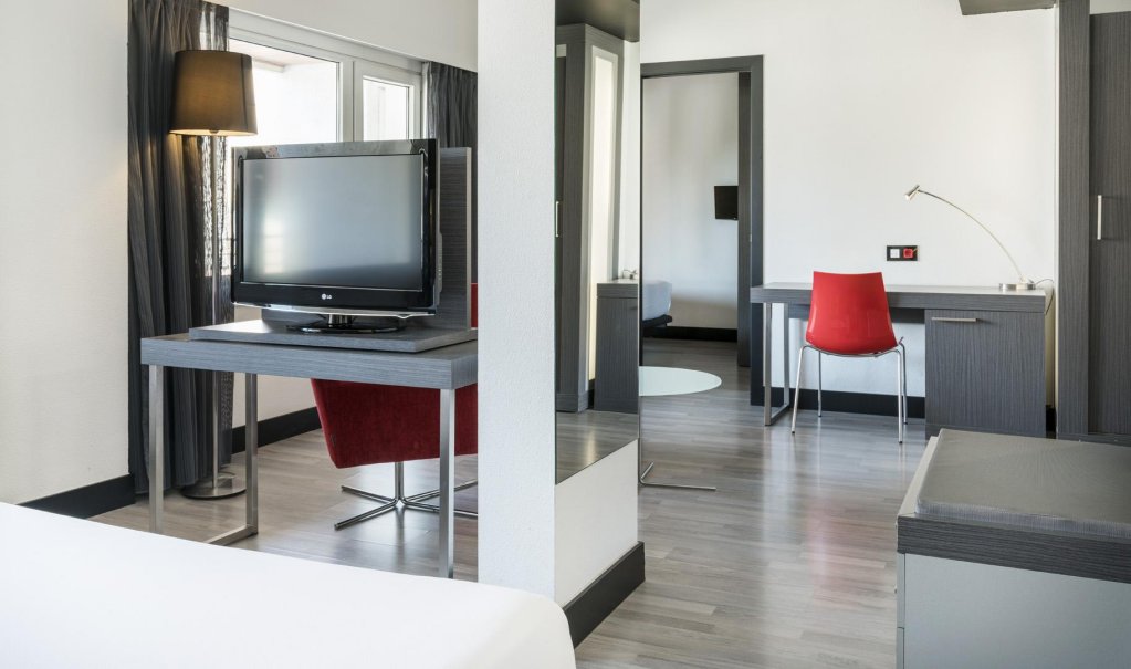 Фото Hotel Ilunion Romareda