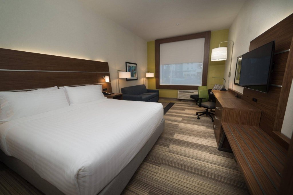 Фото Holiday Inn Express & Suites West Edmonton - Mall Area, an Ihg Hotel