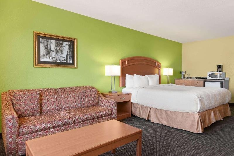 Фото Days Inn & Suites by Wyndham Thompson