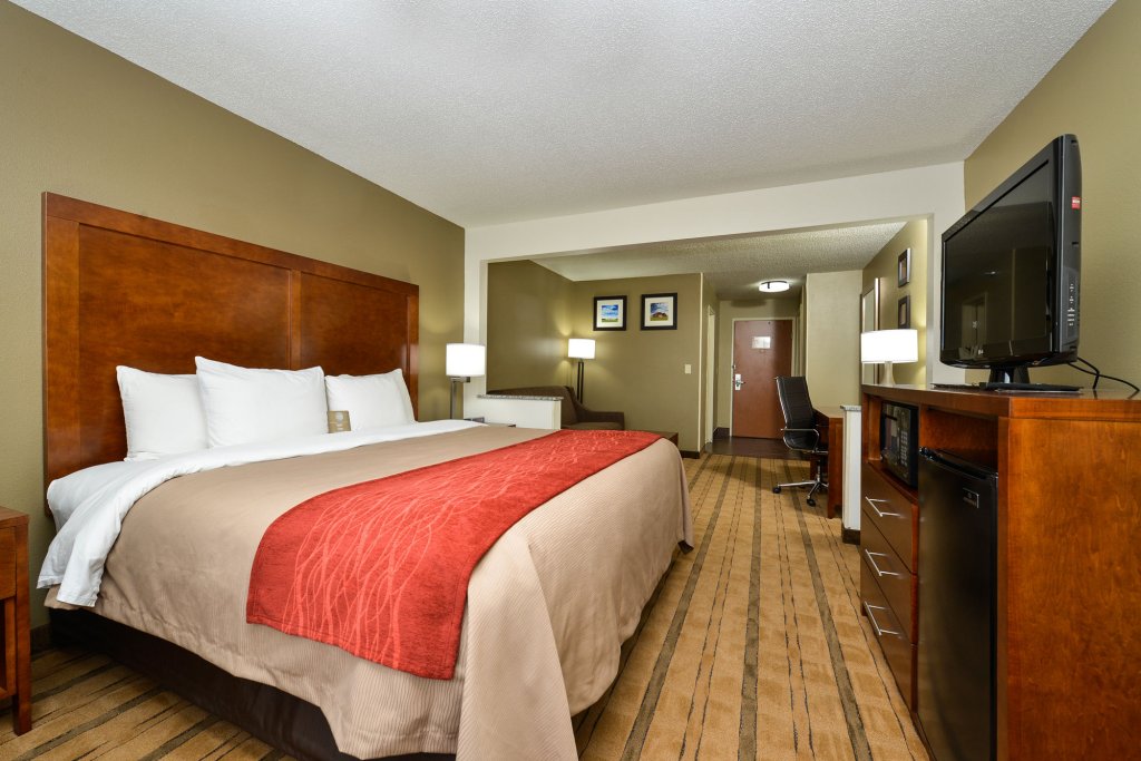 Фото Comfort Inn & Suites Coralville - Iowa City near Iowa River Landing