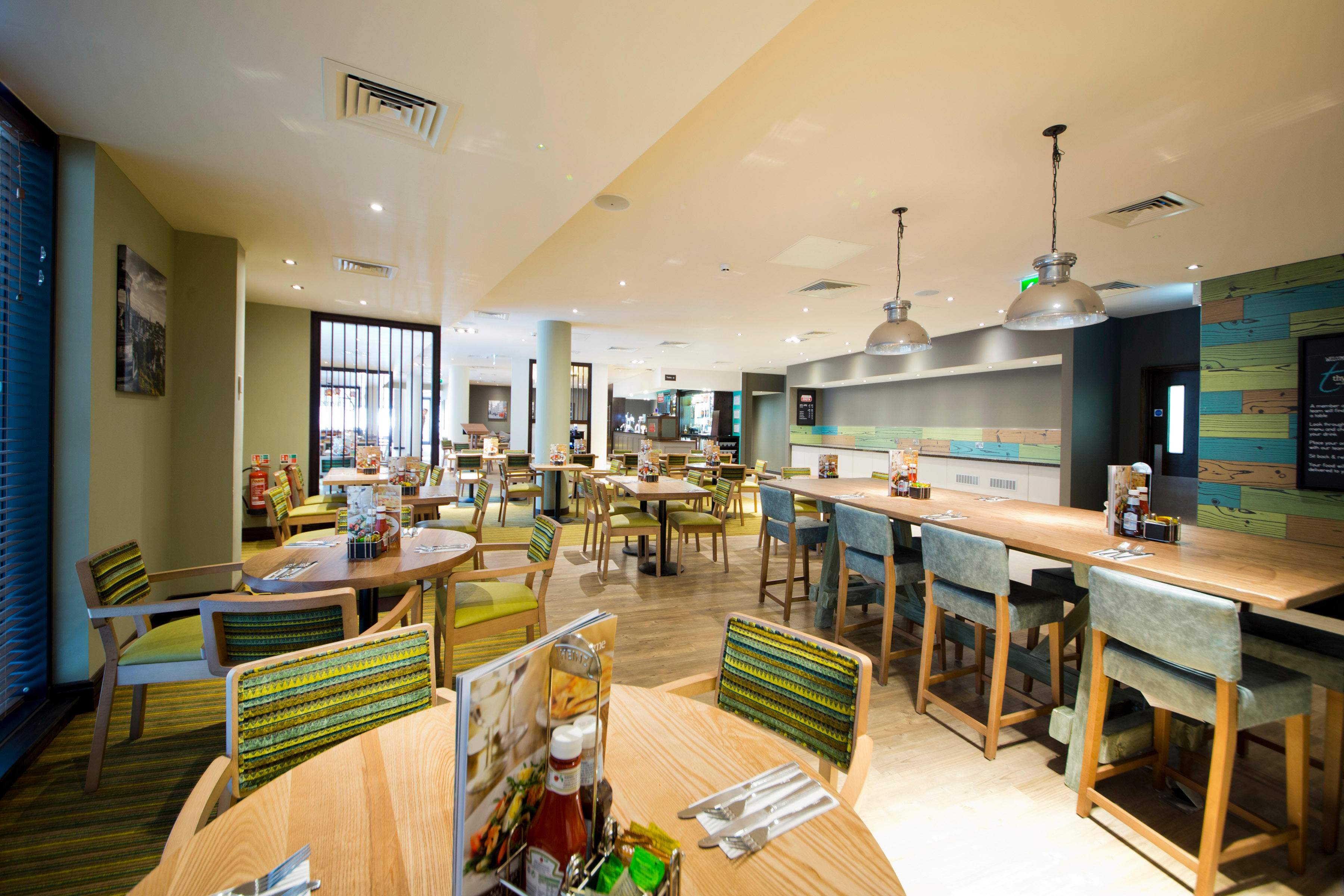 Фото Hub by Premier Inn Edinburgh Royal Mile