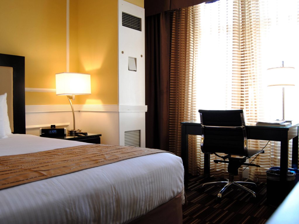 Фото The Pickwick Hotel