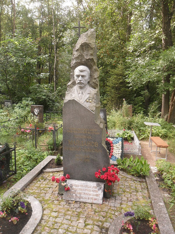Graves of famous people Герой Советского Союза, Герой Российской Федерации Николай Саинович Майданов, Saint Petersburg, photo