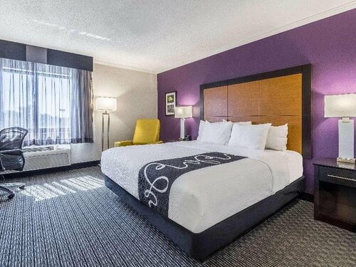 Гостиница La Quinta Inn & Suites by Wyndham Cleveland - Airport North в Кливленде