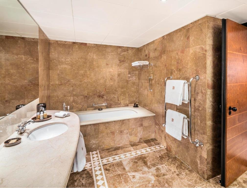 Фото Como The Halkin